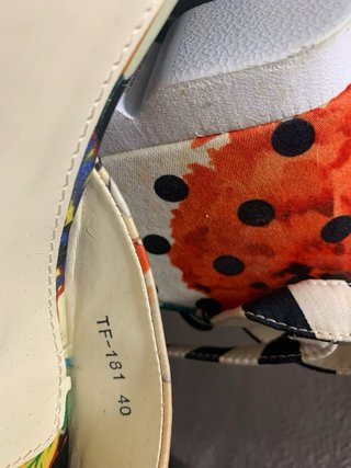 Zapatos de tacón con estampado floral