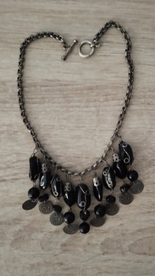 Collar plateado con cuentas negras
