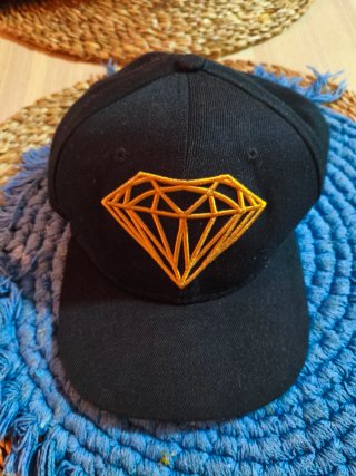 Gorra Diamond Negra con Logo Dorado