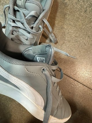 Zapatillas Puma grises y blancas