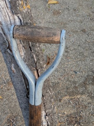 Pala y azada de jardinería