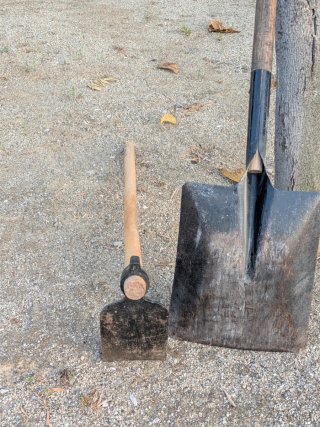 Pala y azada de jardinería
