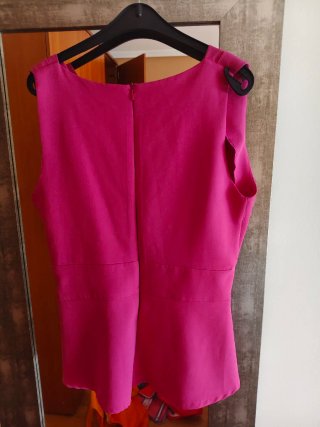 Top péplum fucsia con escote en V