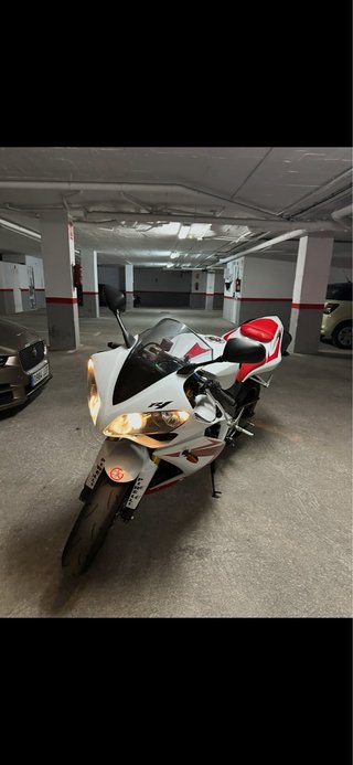 Yamaha R1 2007 Roja y Blanca