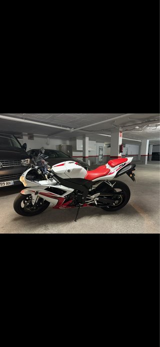 Yamaha R1 2007 Roja y Blanca