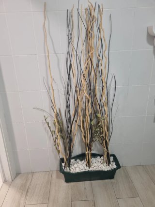 Maceta decorativa con palos y piedras