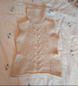 Chaleco de punto beige con cuello alto