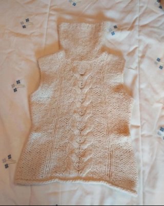Chaleco de punto beige con cuello alto