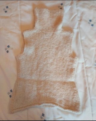 Chaleco de punto beige con cuello alto