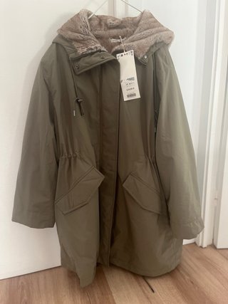 Chaqueta Oysho impermeable verde XS