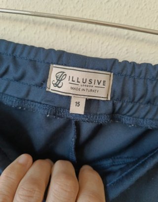 Pantalón chándal talla xs(15 años) Illusive London