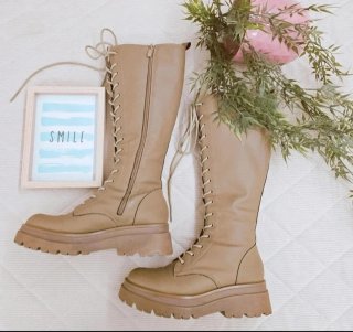 Botas altas beige con cordones