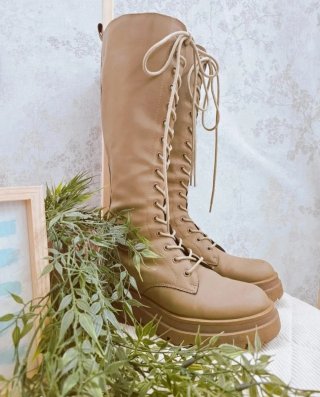 Botas altas beige con cordones