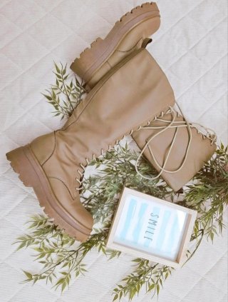 Botas altas beige con cordones