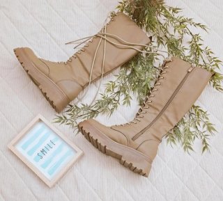 Botas altas beige con cordones