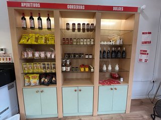 Estantería de tienda madera y cristal