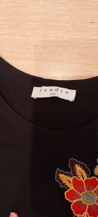 Camiseta Sandro Asimétrica con Flores T. M