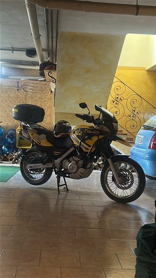 BMW F650GS Adventure Moto Negra y Amarilla