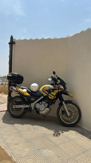 BMW F650GS Adventure Moto Negra y Amarilla