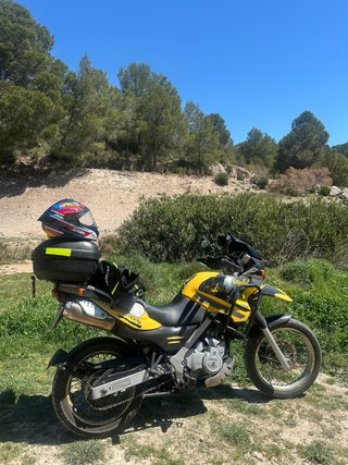 BMW F650GS Adventure Moto Negra y Amarilla
