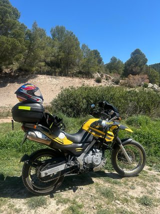 BMW F650GS Adventure Moto Negra y Amarilla