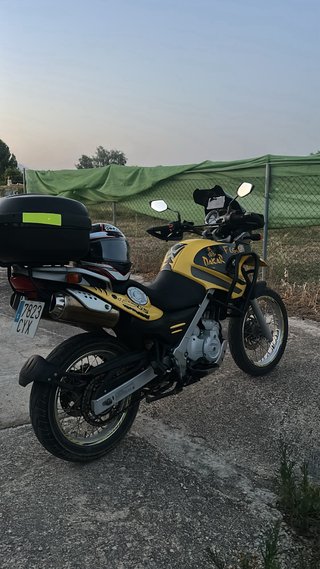 BMW F650GS Adventure Moto Negra y Amarilla
