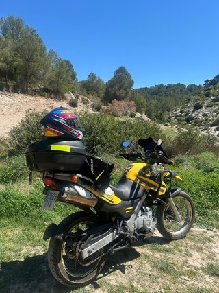 BMW F650GS Adventure Moto Negra y Amarilla