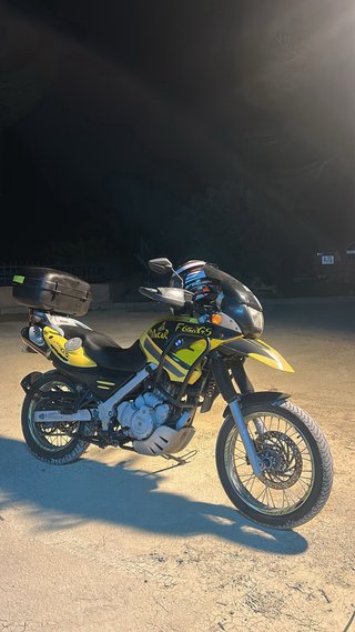 BMW F650GS Adventure Moto Negra y Amarilla