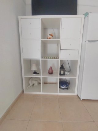 Mueble blanco con repisas