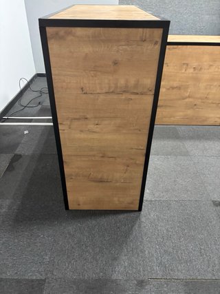 Mostrador madera y metal