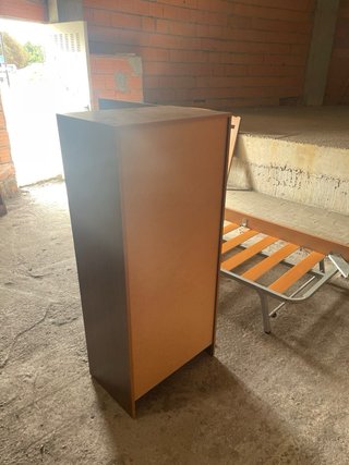 Mueble de madera con 4 huecos y 2 puertas