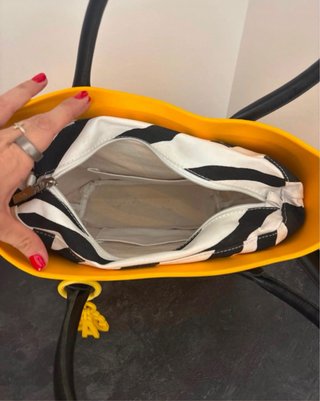Bolso Obag Amarillo con Charm. 100% original