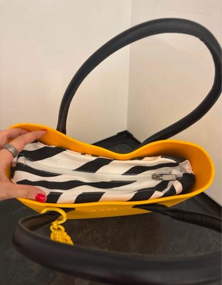 Bolso Obag Amarillo con Charm. 100% original