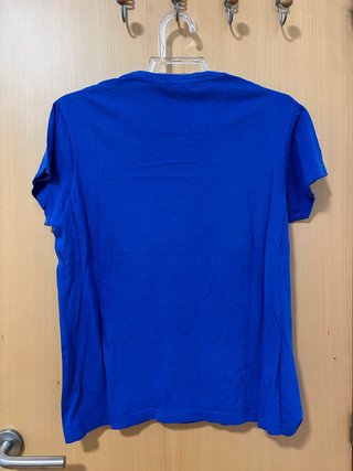 Camiseta azul con ancla y calaveras