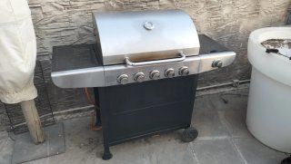 Barbacoa de gas negra y plateada