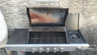 Barbacoa de gas negra y plateada