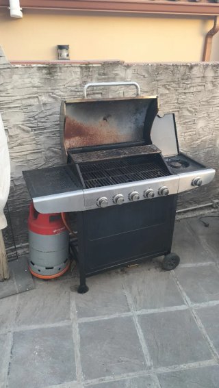Barbacoa de gas negra y plateada