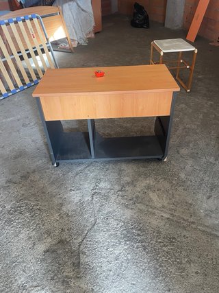Escritorio pequeño con ruedas