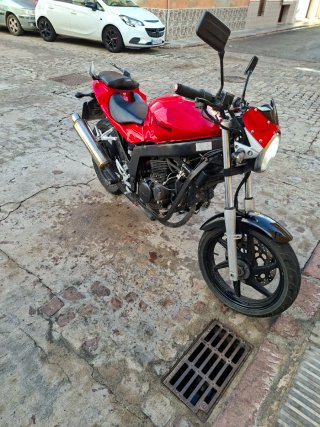 Hyosung 125 Naked para reparar