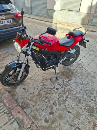 Hyosung 125 Naked para reparar