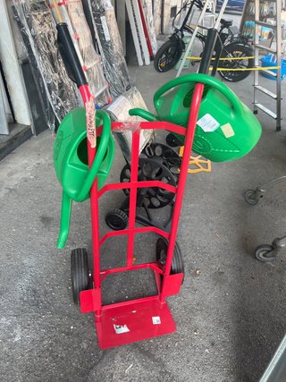 Carrello portapacchi rosso con ruote