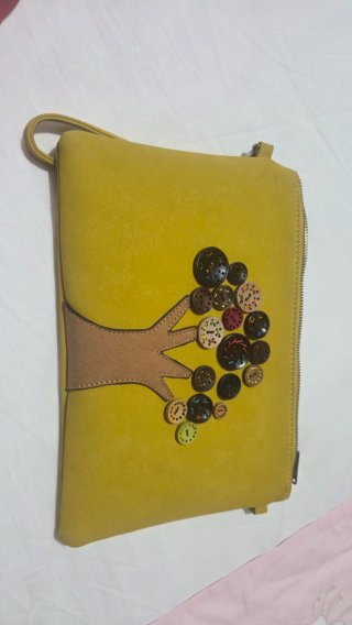 Bolso de mano amarillo con árbol de botones