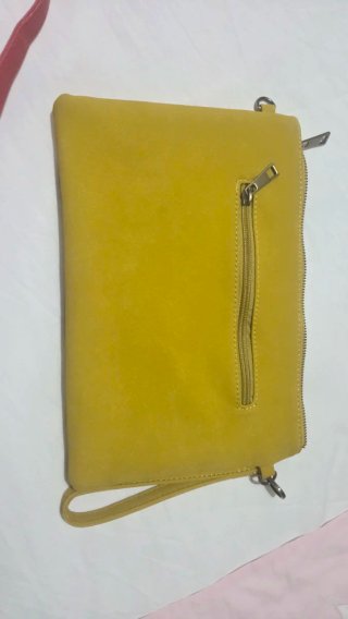 Bolso de mano amarillo con árbol de botones
