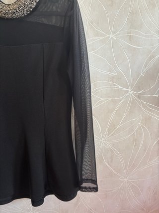 Blusa negra con pedrería y transparencias