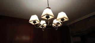 Lámparas de mesa beige y negras
