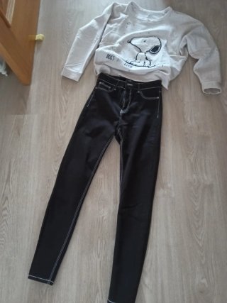 Pantalones negros con costuras blancas