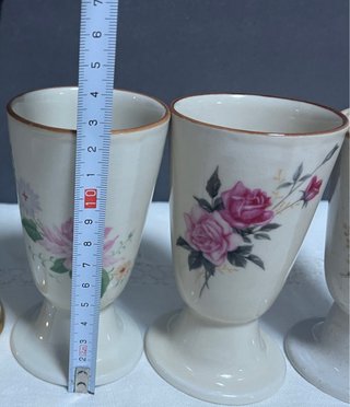 Mazagran con flores rosas y cosmos