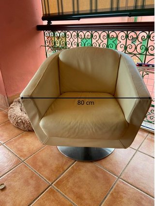 Sillón giratorio diseño beige base metálica