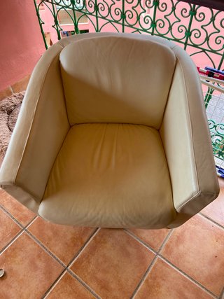 Sillón giratorio diseño beige base metálica