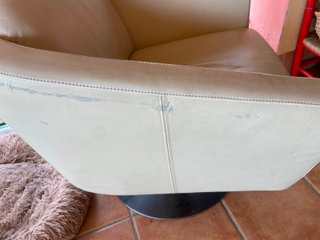 Sillón giratorio diseño beige base metálica